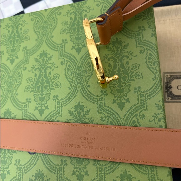 Gucci Women’s Brown Leather Belt Sz 90 - Picture 6 of 8